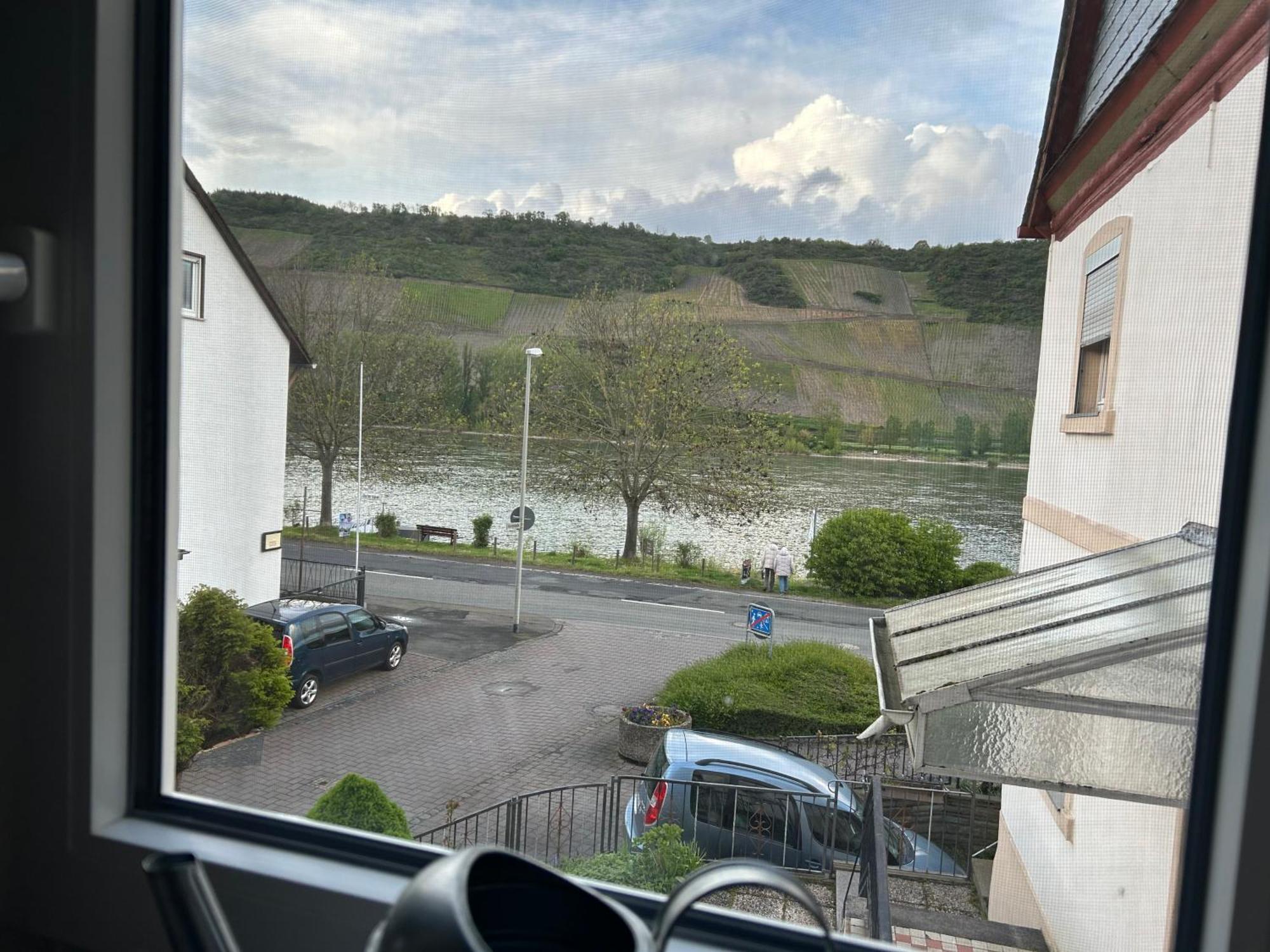 Mit Eigenem Bad Und Blick Auf Den Rhein